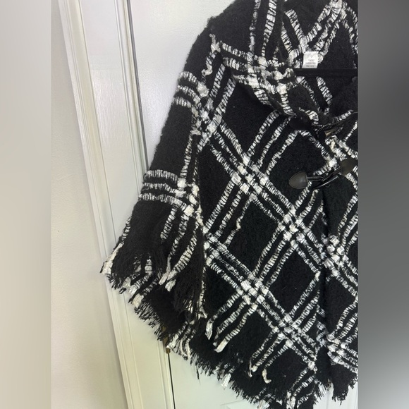 Marcus Adler New York Shawl Wrap Scarf Soft Woven Fringe Black White One Size - Picture 3 of 8